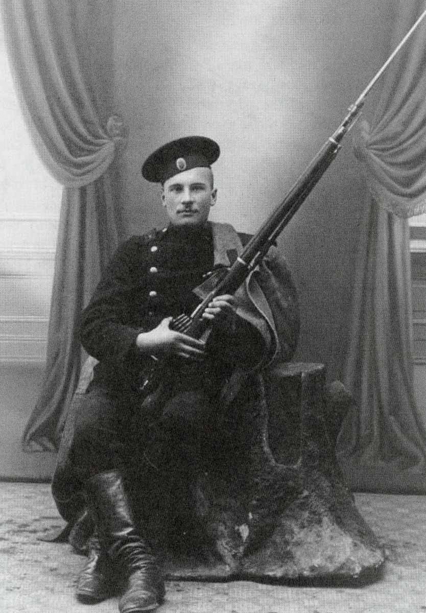 1904 russian soldier with mosin nagant rifle